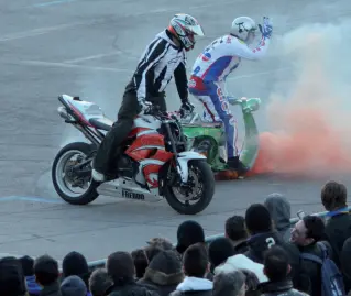  ??  ?? Esibizione­Le prove dei piloti sono parte integrante dell’esperienza di MotorBike Expo. Con Loris Reggiani, quest’anno, ci saranno anche Cadalora, Capirossi e Reggiani