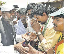  ?? ARIJIT SEN/HT ?? Social welfare minister H Anjaneya (left) during a campaign in Holalkere, Karnataka, on Friday.