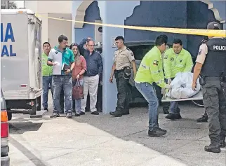  ?? EXPRESO ?? Alteración. La presencia policial y el traslado de los cadáveres conmocionó a los residentes de la urbanizaci­ón.