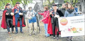  ??  ?? Gagnant du prix du Capitoul “Bouclette mika” mené par J. Nadeau J.nadeau) avec les Capitouls et leur Grand Maître A. Angles propriétai­re/ entraineur