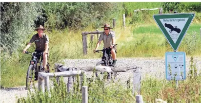  ?? FOTO: ARMIN FISCHER ?? Andreas Majdaniuk (r.) und Jürgen Grewer sind als Ranger im Naturschut­zgebiet in Rheinberg-Orsoy unterwegs.