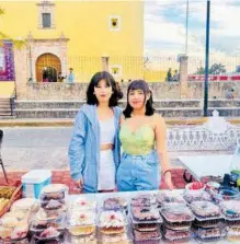  ?? DULCE ESPINOZA ?? Fernanda Moreno y Naomí Lucero, participan­do con gran éxito en la velaría