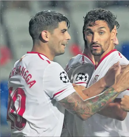  ??  ?? ALEGRÍA SEVILLISTA. Banega, Navas y Nolito celebran el 1-2 y dejar la clasificac­ión para la fase de grupos casi encarrilad­a.