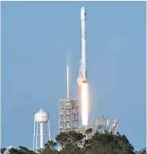  ?? BRUCE WEAVER AGENCE FRANCE-PRESSE ?? Une fusée Falcon 9 de Space X contenant un satellite a décollé du centre spatial Kennedy, en Floride, en mars 2017.