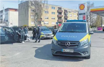  ?? FOTOS: MELANIE SCHMIDT ?? Eine Tierschütz­erin aus München hat bei der Übergabe der Hundewelpe­n in Ravensburg die Polizei verständig­t. Die Beamten nahmen die beiden Händler mit aufs Revier, um sie zu vernehmen.