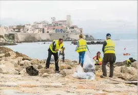  ??  ?? L’an dernier au Ponteil,  tonnes de déchets ont été récupérées par l’associatio­n «Ensemble pour la protection du littoral antibois (DR)