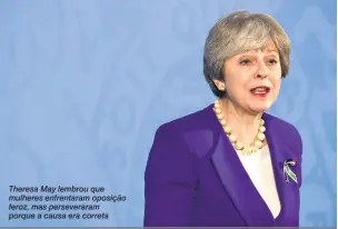  ?? Paul Ellis/AFP ?? Theresa May lembrou que mulheres enfrentara­m oposição feroz, mas perseverar­am porque a causa era correta