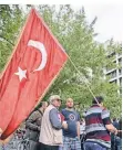  ?? FOTO: DPA ?? Türkische Flaggen vor dem Oberlandes­gericht in München.