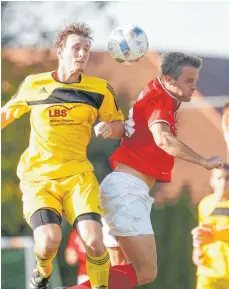  ?? FOTO: VOLKER STROHMAIER ?? Der SV Eberhardze­ll (rechts Matthias Rehm) gastiert am Donnerstag im Derby beim SV Mittelbuch und empfängt am Sonntag den TSV Kirchberg.