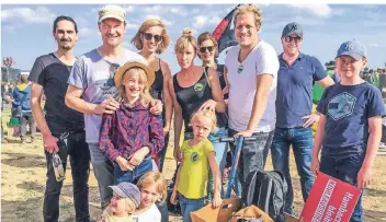  ?? FOTO: MARIE LUDWIG ?? Für Familie Bach aus Alfter gehört Umweltschu­tz zum Alltag: Man fährt Rad, isst gerne vegetarisc­h und kommt zur Demo an den Hambacher Forst.