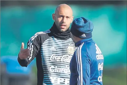  ?? FOTO: EFE ?? Mascherano habla con Sampaoli El central será una vez más clave para el combinado albicelest­e