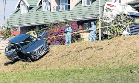  ?? Pictures: JACKIE CLAUSEN ?? CRIME SCENE: The Hyundai ix35 hijacked in Chatsworth yesterday crashed into a truck and the driver lost control