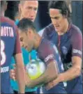  ??  ?? MINUTO 57. Alves coge el balón, se lo niega a Cavani y se lo cede a Neymar para que tire una falta.