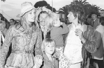  ?? — AFP photo ?? This file photo taken on May 12, 1971 shows Rolling Stone guitarist Keith Richard (right), his actress wife Anita Pallenberg, and their children arrive at the 25th Internatio­nal Cannes film festival to show their support for the screening of the...