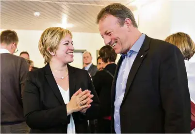  ?? (CYRIL ZINGARO/ KEYSTONE) ?? Valérie Piller Carrard et Didier Castella. Entre l’homme qui a relancé le PLR cantonal et la conseillèr­e nationale socialiste, le scrutin s’annonce d’ores et déjà serré.