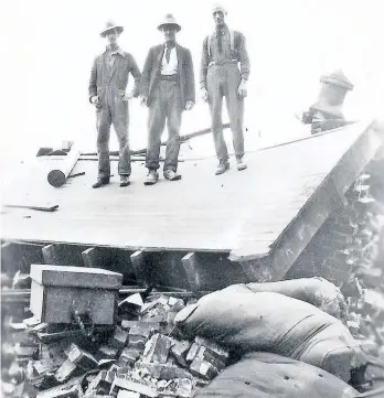  ?? Photo / Michael Fowler Collection ?? The remains of Napier Technical College following the 1931 earthquake.