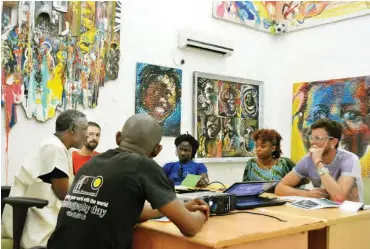  ??  ?? The artists in residence in conversati­on with Prof. Jerry Buhari (2nd left)