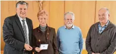  ?? Foto: Adrian Bauer ?? Die DVD fürs Stadtarchi­v überreicht­en Annelies Rek, Jörg Peter Krüger und Günter Sturm (von links) von der Straßberge­r Volkstanzg­ruppe an Bürgermeis­ter Bernd Müller (links).