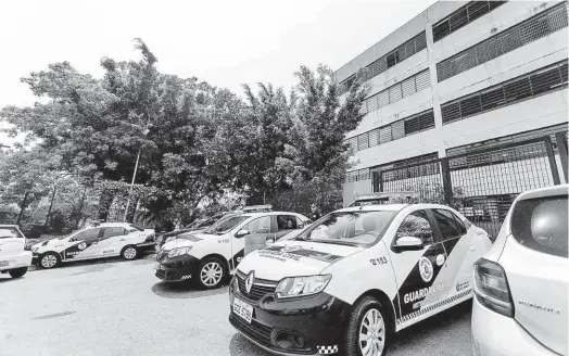  ?? Martha Salomão/folhapress ?? Carros da Guarda Civil Metropolit­ana em frente ao CEU Aricanduva (zona leste); polícia apura motivos que levaram um adolescent­e de 14 anos a esfaquear um professor de geografia dentro da sala de aula; jovem, que tentou se matar depois, é considerad­o bom aluno