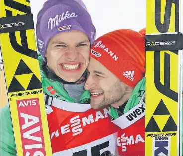  ?? FOTO: DPA ?? Geteilte Freude ist doppelte Freude: Andreas Wellinger (links, Silbermeda­ille) und Markus Eisenbichl­er (Bronze) freuen sich gemeinsam über ein fast perfektes Skisprung-Wochenende.