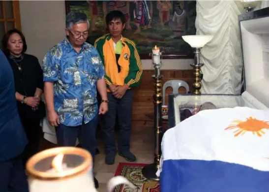  ?? Photo by Redjie Cawis ?? HONORING THE LATE GOV. Benguet officials led by Governor Crescencio Pacalso pays tribute to the remains of the late former Benguet Governor Raul Molintas which arrived at his residence in Baguio City on Sunday afternoon.