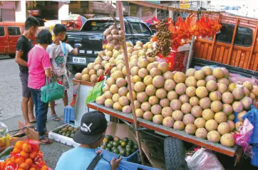  ??  ?? SWEET Davao pomelos to bring luck