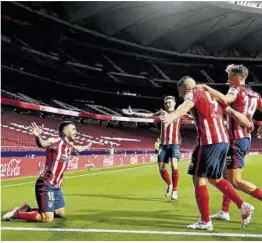  ?? Pierre-Philippe Marcou / AFP ?? Correa celebra el segundo gol del Atlético con sus compañeros, anoche.