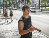  ?? PHOTO SIMON CLARK ?? Cet homme a bien apprécié la douche-fontaine installée cette semaine près des plaines d’abraham.