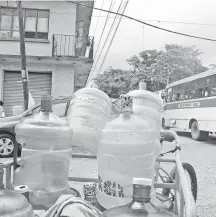  ??  ?? La escasez de agua hizo que algunos compraran en Veracruz
