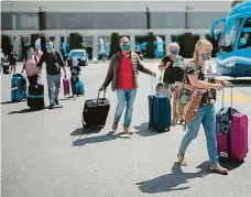  ?? Foto: ČTK ?? Konečně za sluncem! Němečtí turisté nastupují na letišti v Düsseldorf­u do charterový­ch letů směr středomořs­ká Mallorca.