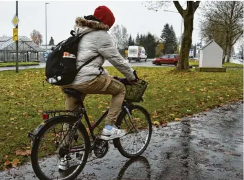  ?? Foto: Berthold Veh ?? Ein neuer Radweg wird von der Einmündung der Rudolf-Diesel-Straße in die alte B16 bis zur Schretzhei­mer Kreuzung gebaut. Hier soll auch eine neue Ampel entstehen.