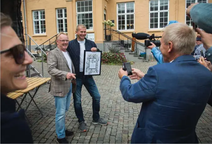  ?? FOTO: SONDRE TRANSETH ?? Fiskeri- og naeringsmi­nister Per Sandberg delte ut pris for årets unge fisker til Frode Jensen fra Søgne.