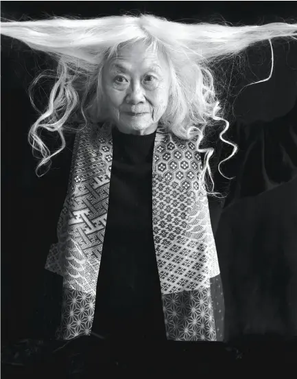  ?? © Judy Dater / Fine Arts Museums of S.F. 2015 ?? Judy Dater’s 2015 image of Maxine Hong Kingston exemplifie­s her signature style of photograph­ing women straight-on.