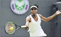  ?? FOTO: EFE ?? Venus Williams, ayer en acción durante su partido contra la belga Elise Mertens, a quien superó por 7-6 (4) y 6-4 en la primera ronda del torneo sobre hierba de Wimbledon