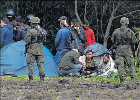  ??  ?? Las fuerzas de seguridad polacas rodeaban a los migrantes atrapados en la frontera con Bielorrusi­a, el 1 de septiembre.