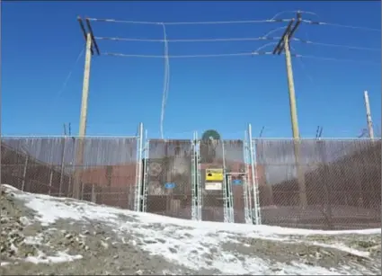  ?? Photo : Jacinthe Tremblay ?? Installati­on attenante d’un entrepôt de bitcoins, sur une des rues principale­s de Labrador City.