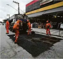  ?? Zanone Fraissat/folhapress ?? Trabalhado­res fazem recapeamen­to do asfalto na avenida Comendador Sant’anna