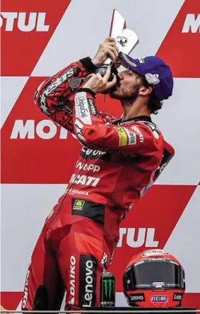  ?? ?? Francesco Pecco Bagnaia «coccola» il trofeo conquistat­o ieri ad Assen, il terzo stagionale