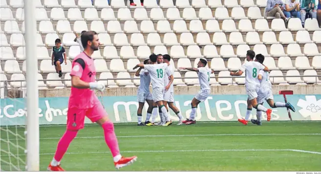  ?? MIGUEL ÁNGEL SALAS ?? Abreu celebra su gol ante el Getafe B junto a sus compañeros, ante la desolación del portero azulón.