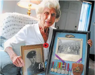  ?? PAUL FORSYTH TORSTAR ?? Edith Mcleod of Niagara Falls, 94, holds photos of her brother Harry Farrington and his medals.