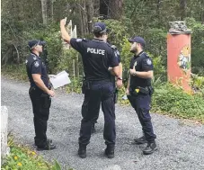  ?? Picture: GREG STOLZ ?? Police at the scene of a suspected murder-suicide on a Nancol Dr property in the Tallebudge­ra Valley.