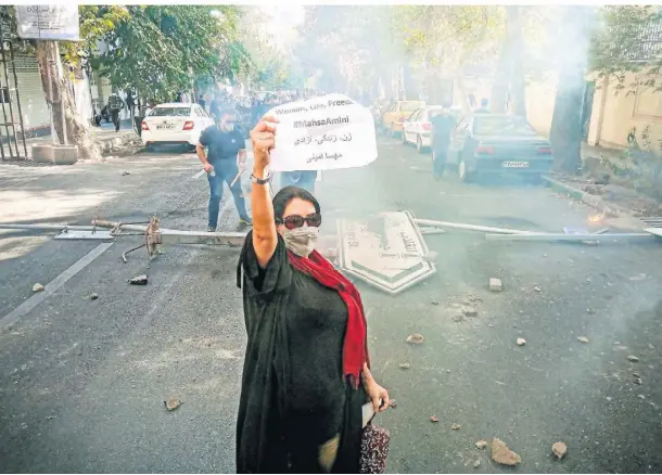  ?? FOTO: DPA ?? Eine Iranerin auf einer Demonstrat­ion in Teheran nach dem Tod der 22-jährigen Mahsa Amini.