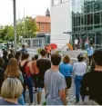  ??  ?? Vor dem Stadtsaal fand zunächst eine Kundgebung statt.