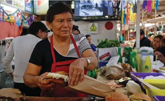  ??  ?? Doña María inició laborando a los 13 años de edad.