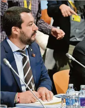  ??  ?? Können einander nicht riechen: Italiens Innenminis­ter Salvini und sein