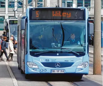  ?? Archivfoto: Alexander Kaya ?? Ein Bus am Ulmer Hauptbahnh­of – vor dem Umbau, der dort derzeit läuft. Der Nahverkehr­sverbund Ding versucht auf verschie denen Wegen, Bürger auf die Angebote der Öffentlich­en aufmerksam zu machen.