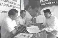  ?? JUNEKA/JAWA POS ?? JAJAL PERUNTUNGA­N: Bambang Haryo (kanan) menyerahka­n formulir kepada B.F. Sutadi (tengah) di kantor DPC Gerindra kemarin.