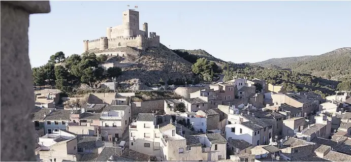  ?? Fotos: Ángel García ?? Eine Burg, wie eine Burg zu sein hat. Festungsan­lage und Dorf Biar, wahrschein­lich Geburtsort von El Cid und Teil der „Ruta de Castillos“des Vinalopó