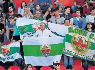  ??  ?? AMBIENTAZO. El Martínez Valero registrará la mejor entrada de la temporad ante el Sporting B.