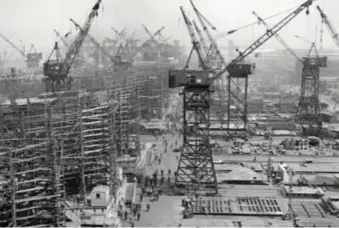  ??  ?? Production en masse de liberty ships durant la Deuxième Guerre mondiale. Au total, 2 710 de ces navires de 14 754 tonnes ont été construits dans 18 chantiers. (© D.R.)